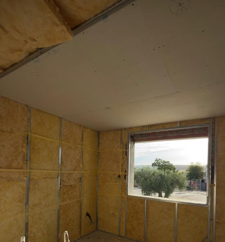 Habitación con la perfilería montada y las paredes rellenas de lana mineral antes de cerrar con placa