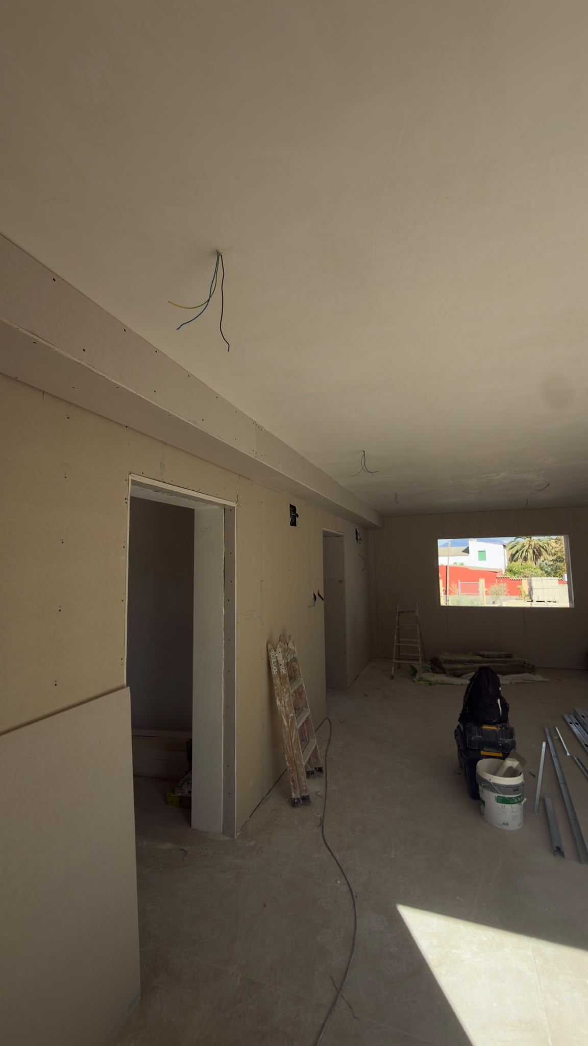 Vivienda en obra con tabiques de pladur nuevos y el hueco de una puerta rematado en pladur